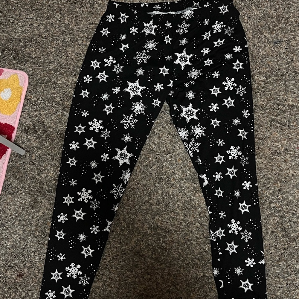 Black Snowflake Print Leggings - Women's Cozy Stretch